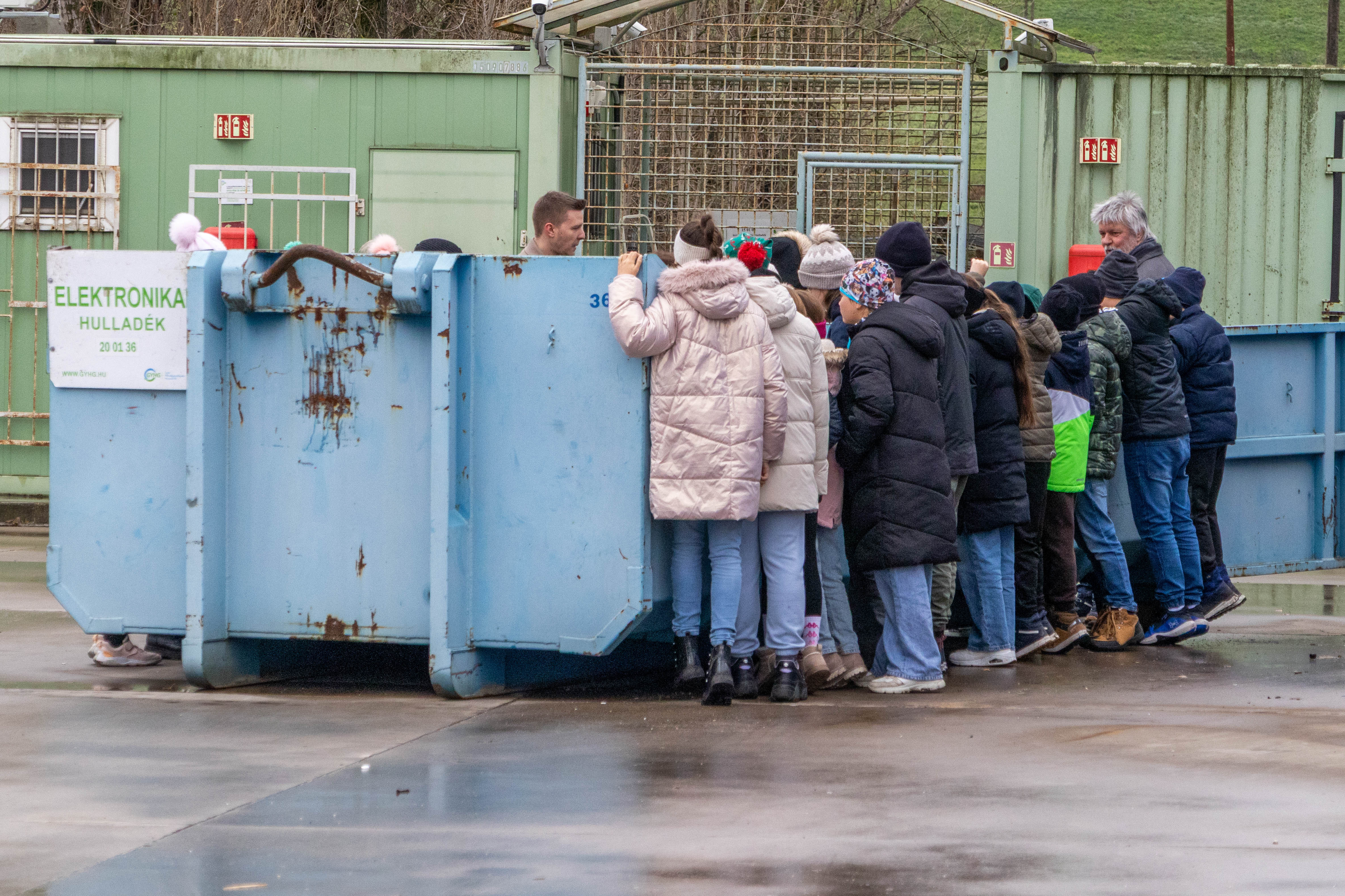 Gyerekek egy konténer körül