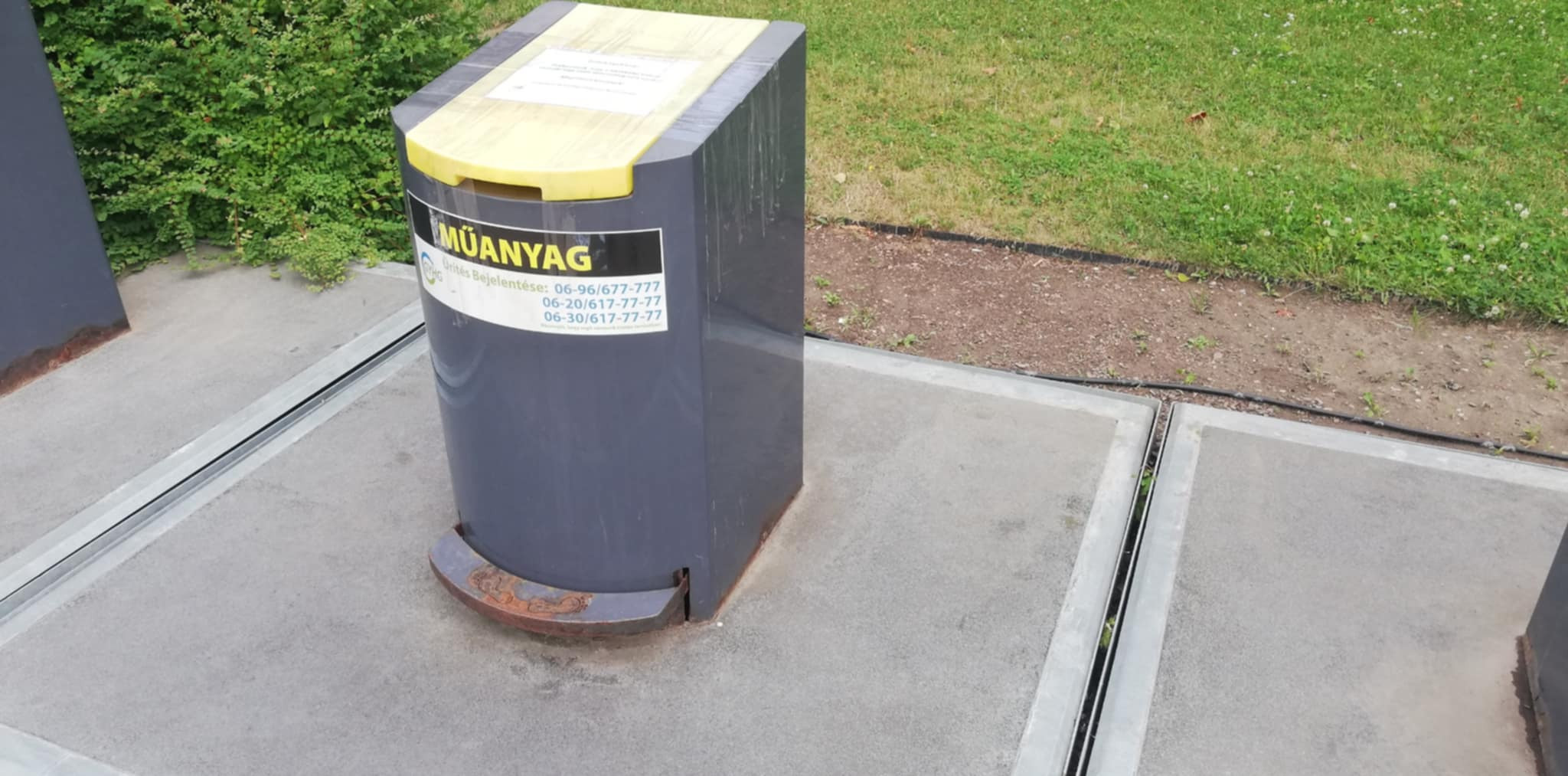 Lezárt műanyaggyűjtő konténer